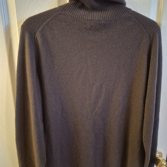 Neiman Marcus Cashmere Sweater in Rich Brown - Picture 6 of 6